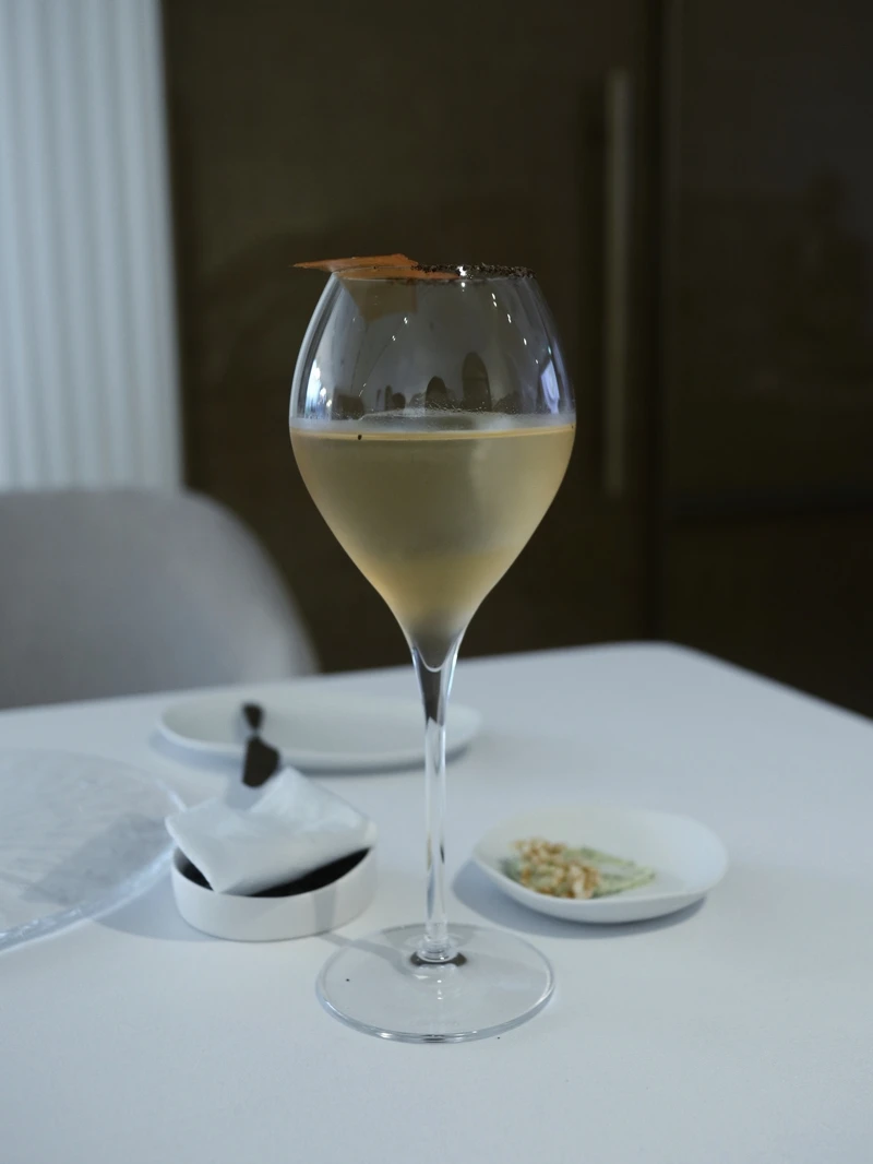 以木瓜、白葡萄酒製作富有永續概念的調酒。