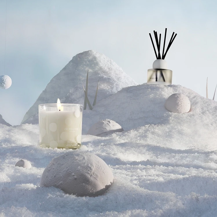 Jo Malone London 2022聖誕松木與桉樹香氛工藝蠟燭200g，NT2,800、松木與桉樹擴香165ml，NT4,000
