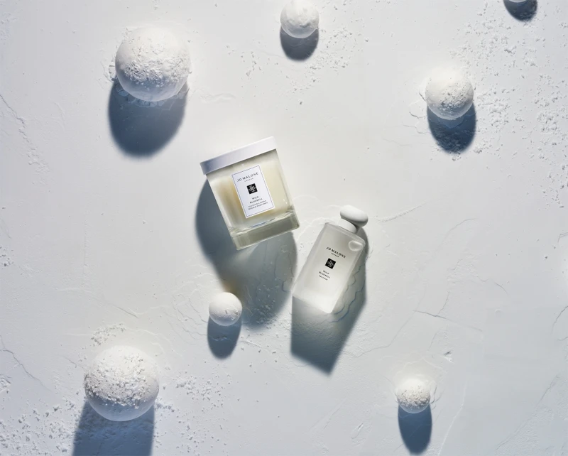 Jo Malone London 2022聖誕藍風鈴限量版香水100ml，NT5,600、藍風鈴限量版香氛工藝蠟燭200g，NT2,800、藍風鈴限量版擴香165ml，NT4,000