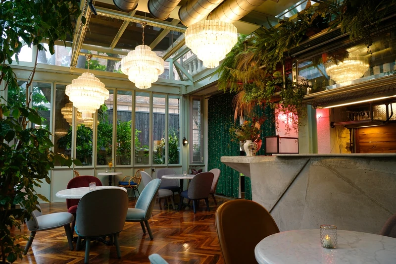 玻璃屋是都市裡少見的城市綠洲空間。