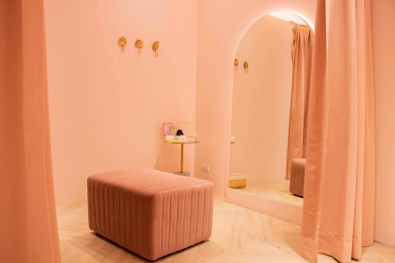 Qmomo首創「教學式門市」,在舒適且隱密的獨立試衣間中,教導女性正確穿內衣知識。 Qmomo首創「教學式門市」,在舒適且隱密的獨立試衣間中,教導女性正確穿內衣知識。