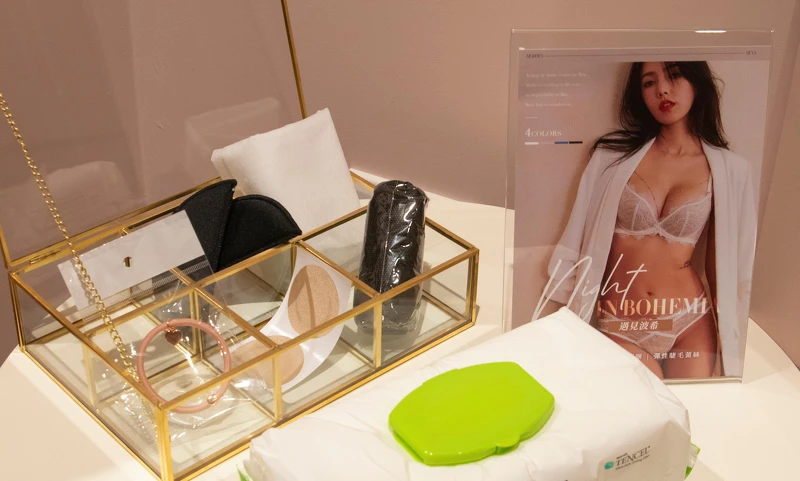 Qmomo試衣間內備有濕紙巾、胸貼、襯墊、頭套、短褲、拖鞋、髮圈…等一應俱全的貼心備品,讓女性消費者倍感溫暖貼心。 Qmomo試衣間內備有濕紙巾、胸貼、襯墊、頭套、短褲、拖鞋、髮圈…等一應俱全的貼心備品,讓女性消費者倍感溫暖貼心。