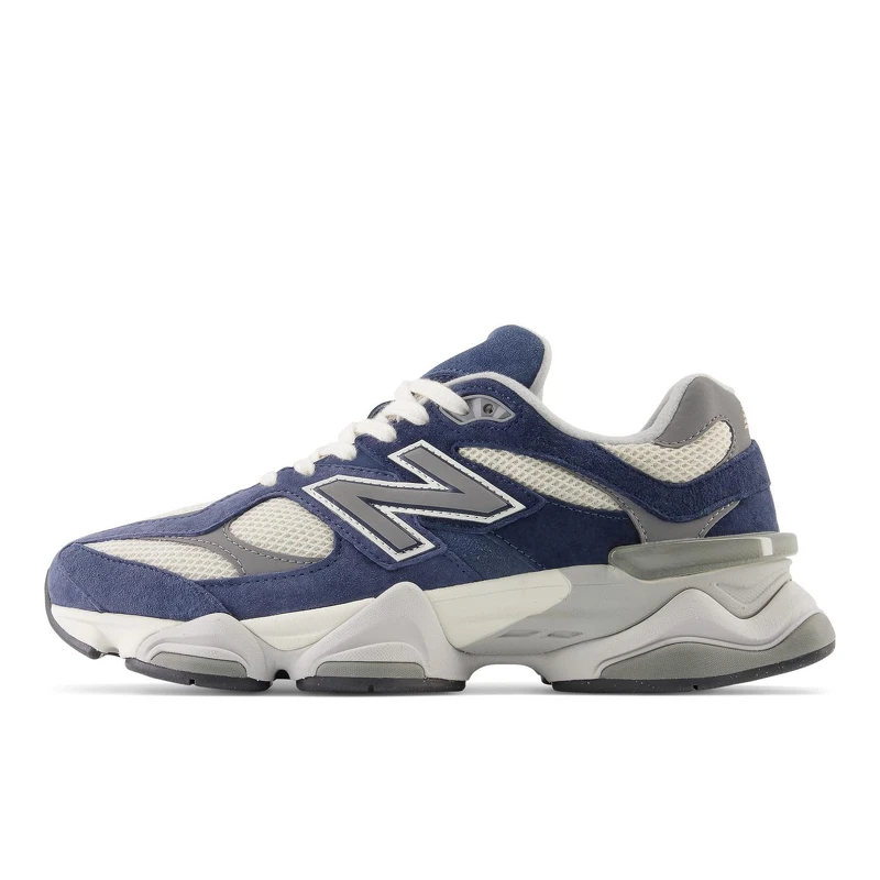 New Balance 藍色復古球鞋，NT4,680。