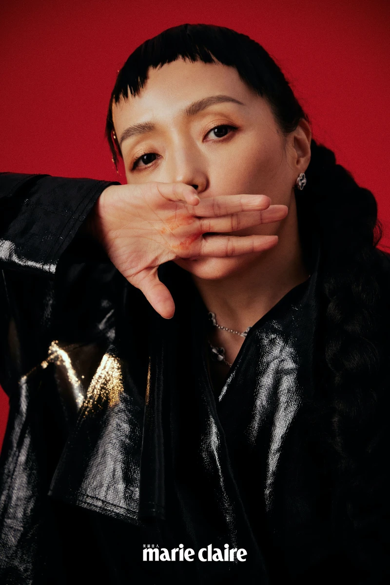 黑色亮面風衣外套 ，JAMEI CHEN。 Vintage Alhambra 白K金璣鏤雕花耳環，Vintage Alhambra 白K金璣鏤雕花20枚四葉幸運草圖騰長項鍊，both by Van Cleef & Arpels。