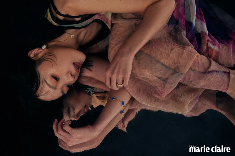 花卉圖紋無袖洋裝，JAMEI CHEN。 （上起）Vintag花卉圖紋無袖洋裝，JAMEI CHEN。 （上起）Vintage Alhambra 黃K金鑽石10枚墜飾項鍊，Perlee 黃K金鑽石耳環，Perlee 黃K金單排鑽石戒指，Vintage Alhambra 黃K金瑪瑙5枚四葉幸運草圖騰手鍊，all by Van Cleef & Arpels。e Alhambra 黃K金鑽石10枚墜飾項鍊，Perlee 黃K金鑽石耳環，Perlee 黃K金單排鑽石戒指，Vintage Alhambra 黃K金瑪瑙5枚四葉幸運草圖騰手鍊，all by Van Cleef & Arpels。