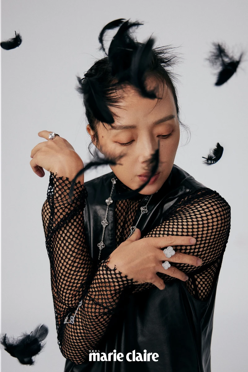 黑色V領皮革洋裝、黑色網狀上衣，JAMEI CHEN。 Vintage Alhambra 白K金璣鏤雕花20枚四葉幸運草圖騰長項鍊，Vintage Alhambra 白K金璣鏤雕花戒指，Magic Alhambra 白K金鑽石指間戒，all by Van Cleef & Arpels。