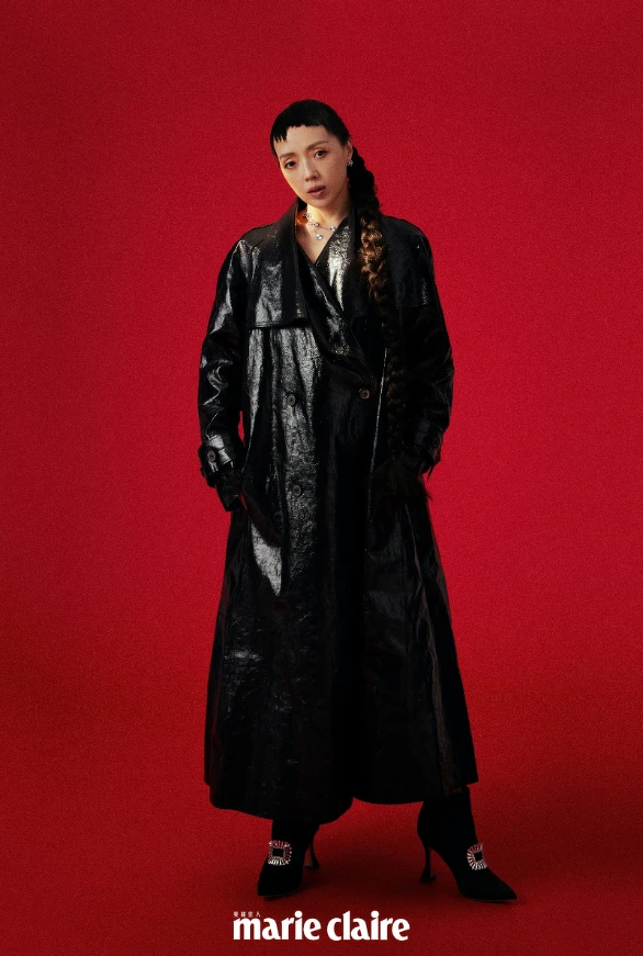 黑色亮面風衣外套 ，JAMEI CHEN。 Vintage Alhambra 白K金璣鏤雕花耳環，Vintage Alhambra 白K金璣鏤雕花20枚四葉幸運草圖騰長項鍊，both by Van Cleef & Arpels。