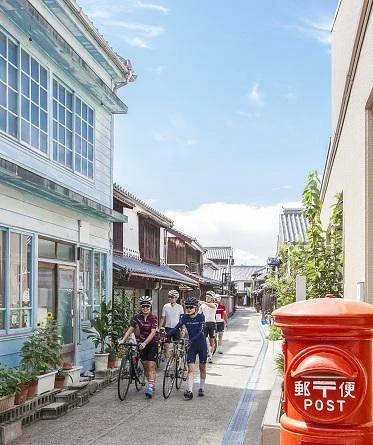 在大崎下島的御手洗地區內牽著單車散步巷弄間