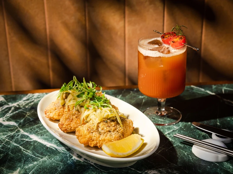 「限定臭臭組」有松露臭豆腐蝦多士搭配臭臭瑪莉調飲。