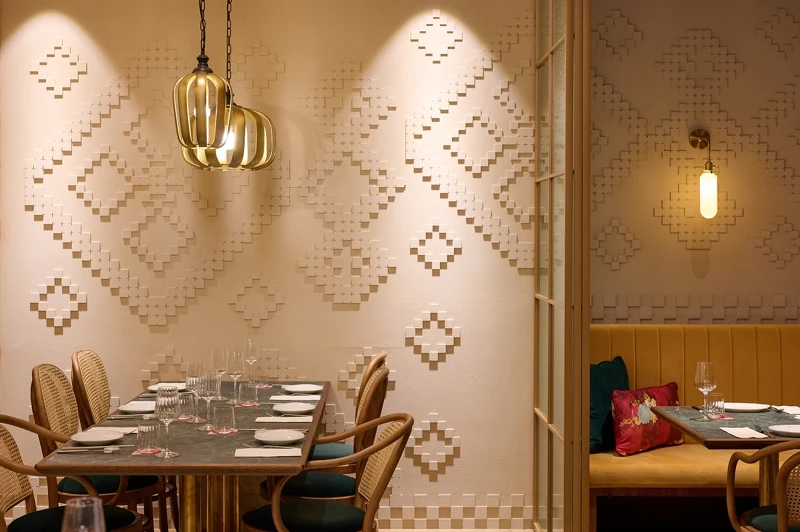 空間有獨立包廂，並使用台灣玻璃老花窗作為拉門。