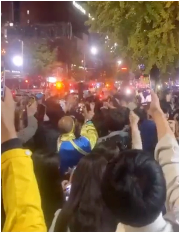 事發外圍群眾繼續熱舞形成強烈對比