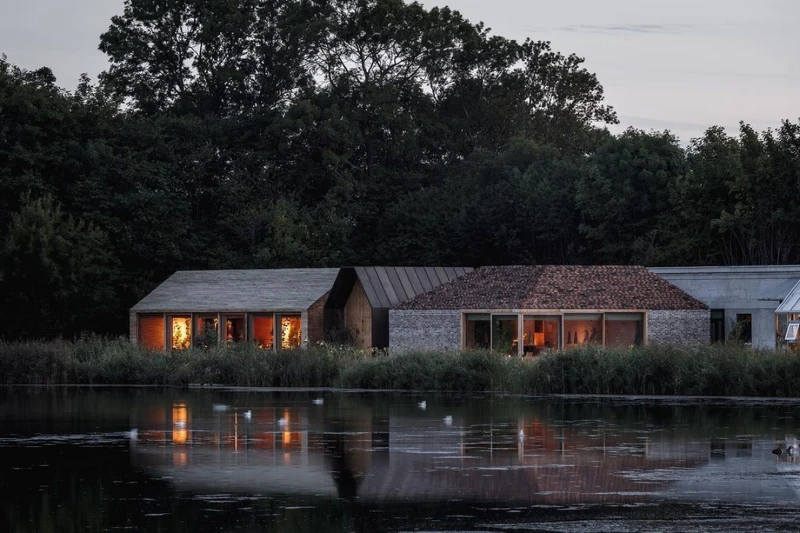 建築環繞湖畔。 建築環繞湖畔。