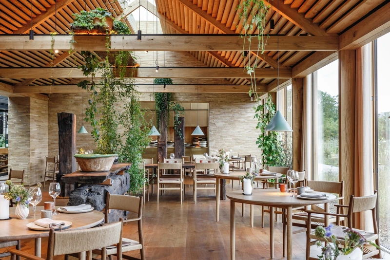 大面開窗將湖景融入空間。 大面開窗將湖景融入空間。