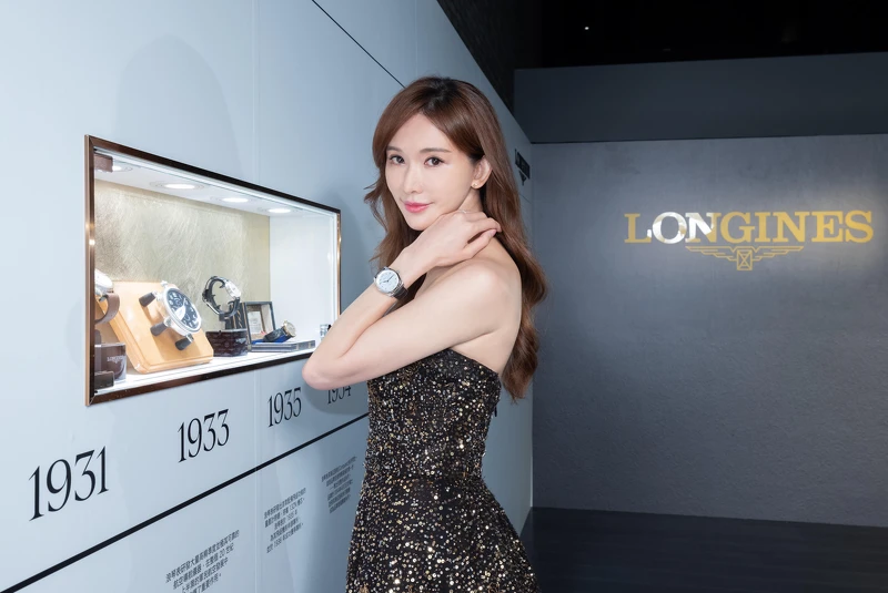 浪琴表優雅大使林志玲於記者會欣賞由瑞士浪琴表博物館空運來台展出的眾多精緻臻美古董錶。 浪琴表優雅大使林志玲於記者會欣賞由瑞士浪琴表博物館空運來台展出的眾多精緻臻美古董錶。