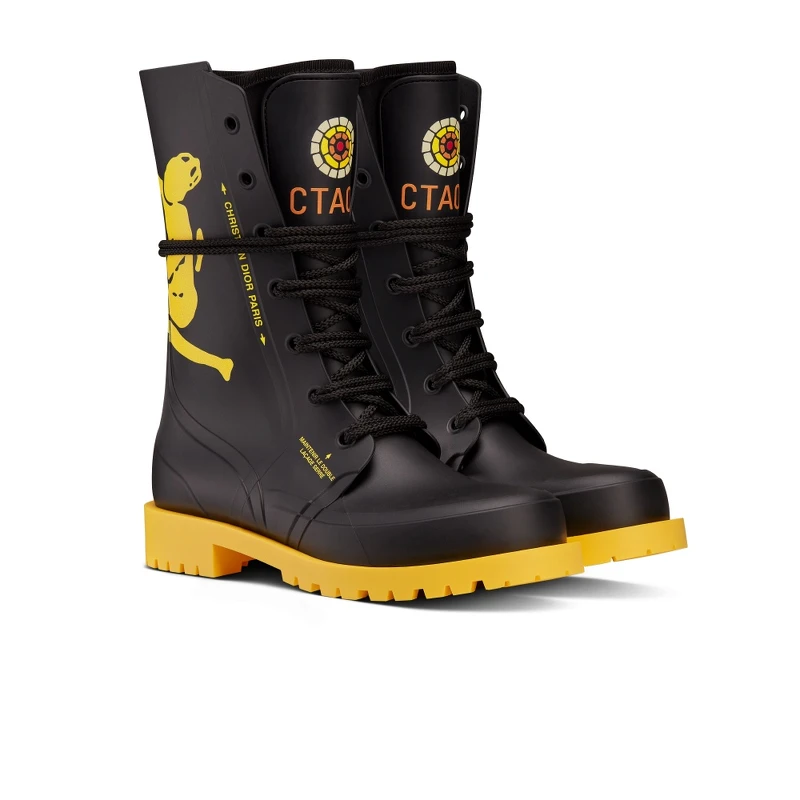 THEBE MAGUGU X CTAOP 黃色印花綁帶靴,NT49,000 THEBE MAGUGU X CTAOP 黃色印花綁帶靴,NT49,000