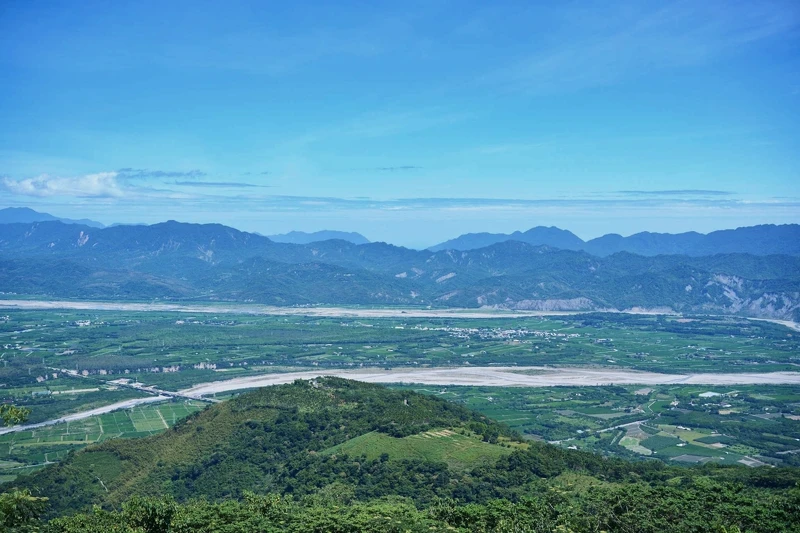 近年台東縣政府推動了令人驚喜的「跨世代共學雙語培力計畫」。 近年台東縣政府推動了令人驚喜的「跨世代共學雙語培力計畫」。