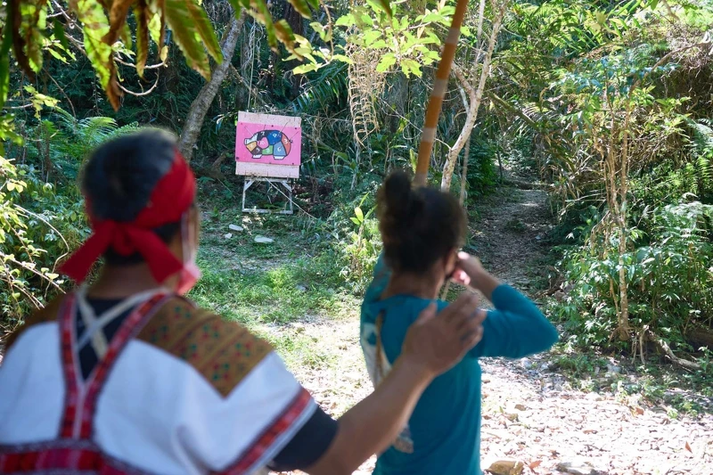 始分組射箭、躑茅。 始分組射箭、躑茅。