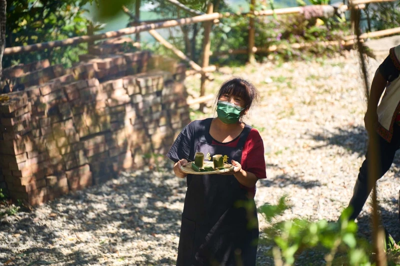 模擬媽媽、太太端著食物等待獵人返家的情境。 模擬媽媽、太太端著食物等待獵人返家的情境。