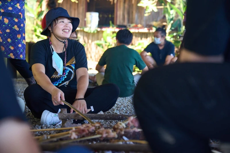 席地而坐的燒烤饗宴。 席地而坐的燒烤饗宴。