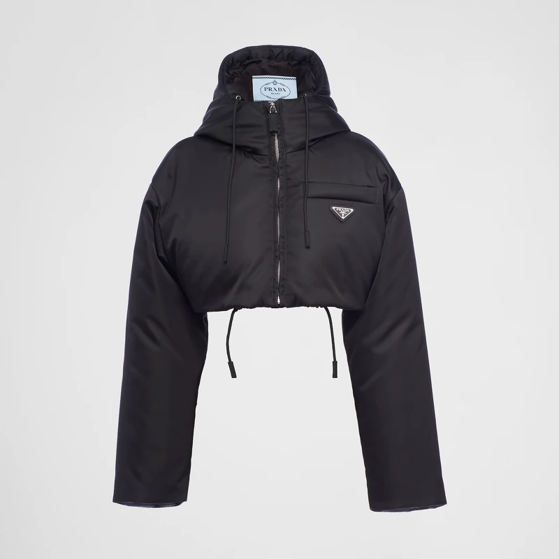 Prada 再生尼龍短版連帽羽絨外套，NT88,000。