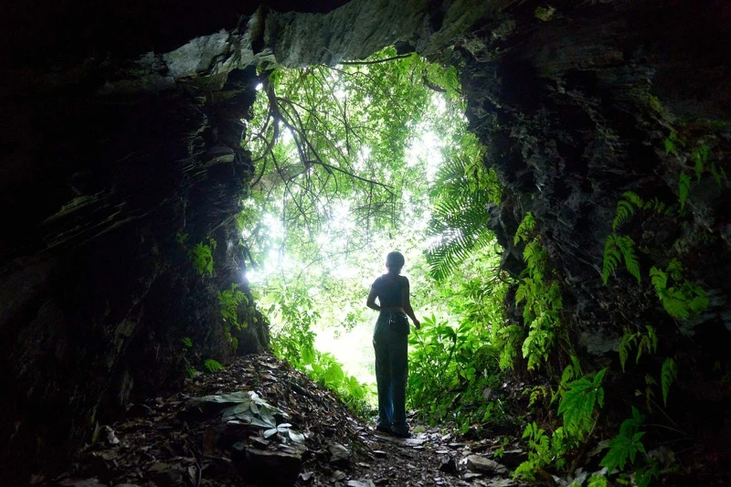 二戰時族人挖鑿的防空洞。 二戰時族人挖鑿的防空洞。