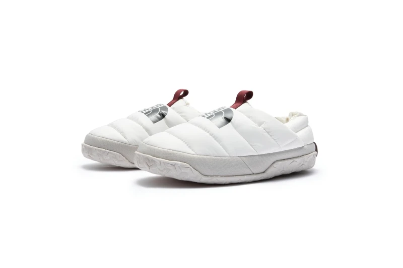 The North Face 白色尼龍懶人鞋，價格店洽。