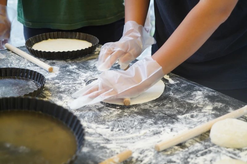 製作pizza的過程(照片為捌個零社企提供)。 製作pizza的過程(照片為捌個零社企提供)。