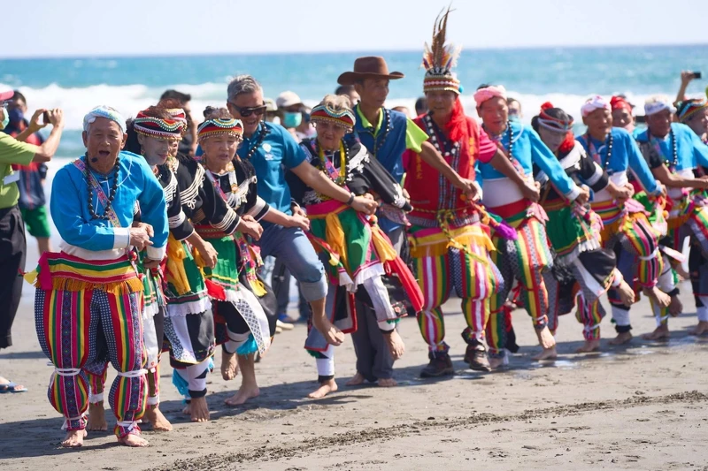 踏浪跳舞。 踏浪跳舞。