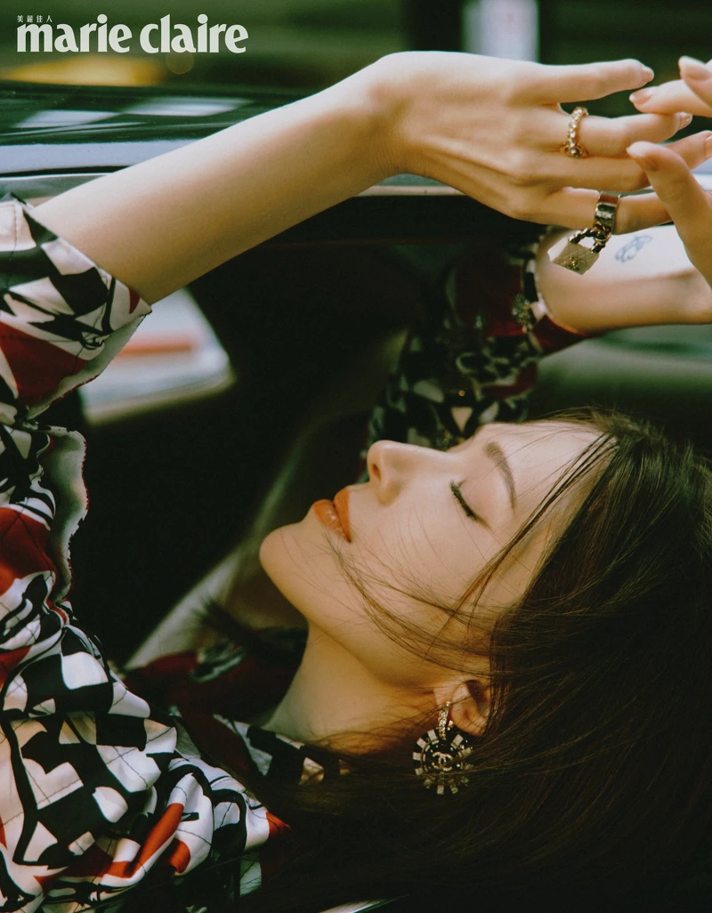 賽車旗幟印花外套、服飾珠寶耳環與戒指，all by CHANEL。