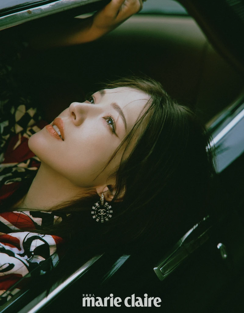 賽車旗幟印花外套、服飾珠寶耳環與戒指，all by CHANEL。Beauty：香奈兒奢華晶鑽賦活粉底乳霜 B10、香奈兒超炫耀精萃唇膏 #812、香奈兒超炫耀釉光唇萃 #88神秘（限量）、香奈兒N°5典藏亮采盤（限量）。