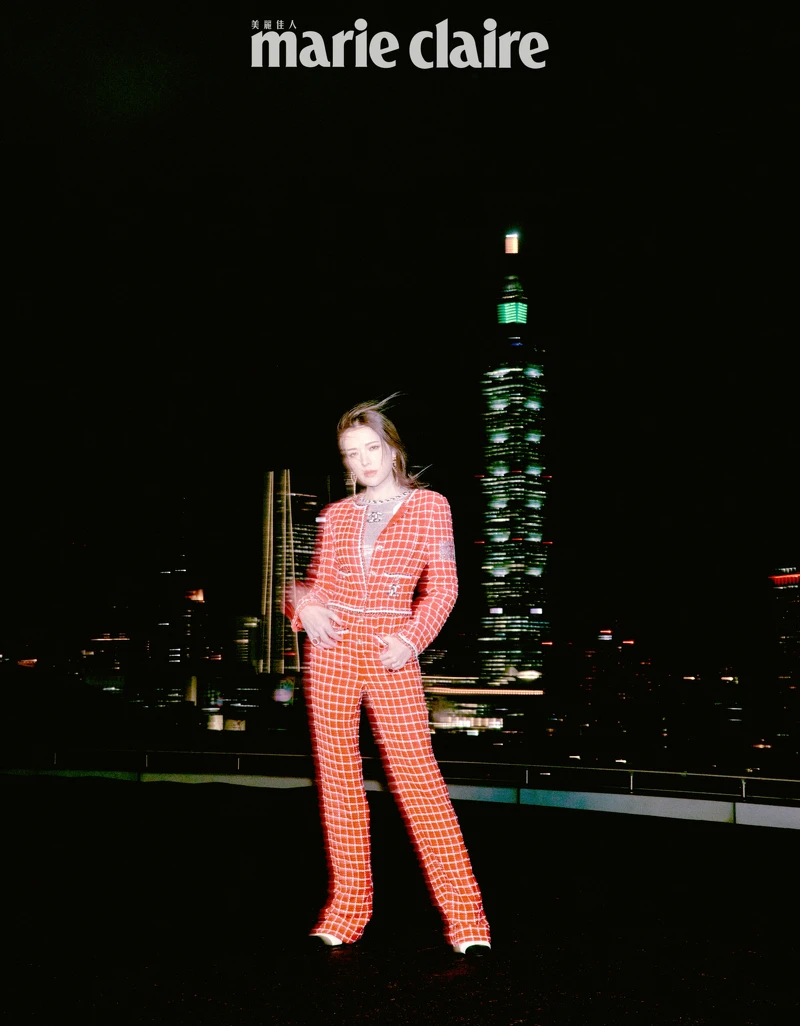 銀線網紗上衣、紅色斜紋軟呢連身褲、服飾珠寶耳環、黑白雙色鞋，all by CHANEL。