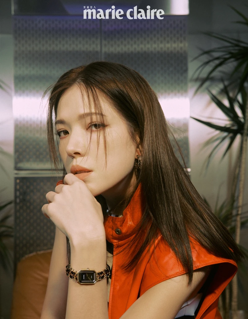 紅色皮背心、黑白方格旗泳裝、服飾珠寶耳環，all by CHANEL。Première 腕錶-原創款，18K 黃金鍍精鋼錶殼、錶冠及錶鍊。黑色漆面錶盤，鑲嵌凸圓形縞瑪瑙及搭配黑色皮穿鍊錶帶。高精準度石英機芯。功能：時、分顯示，CHANEL。