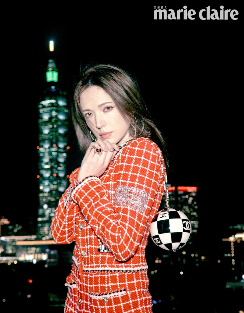 銀線網紗上衣、服飾珠寶耳環、黑白方格旗硬殼皮穿鍊包，all by CHANEL。