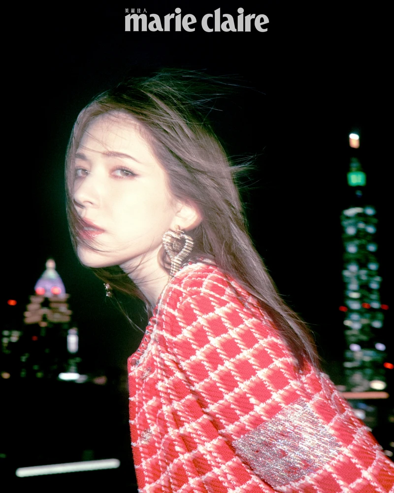 銀線網紗上衣、服飾珠寶耳環，all by CHANEL。