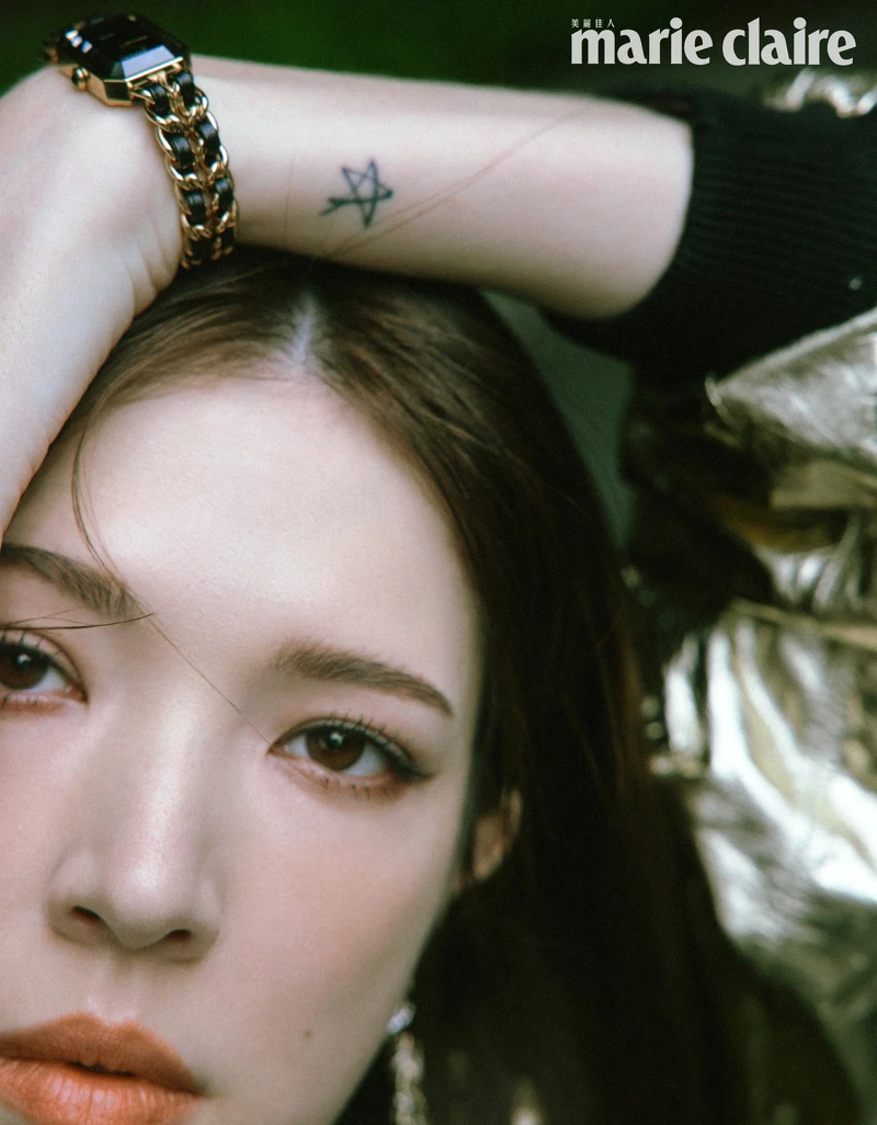 金屬光澤皮外套，CHANEL。Première腕錶-原創款，18K 黃金鍍精鋼錶殼、錶冠及錶鍊。黑色漆面錶盤，鑲嵌凸圓形縞瑪瑙及搭配黑色皮穿鍊錶帶。高精準度石英機芯。功能：時、分顯示，CHANEL。