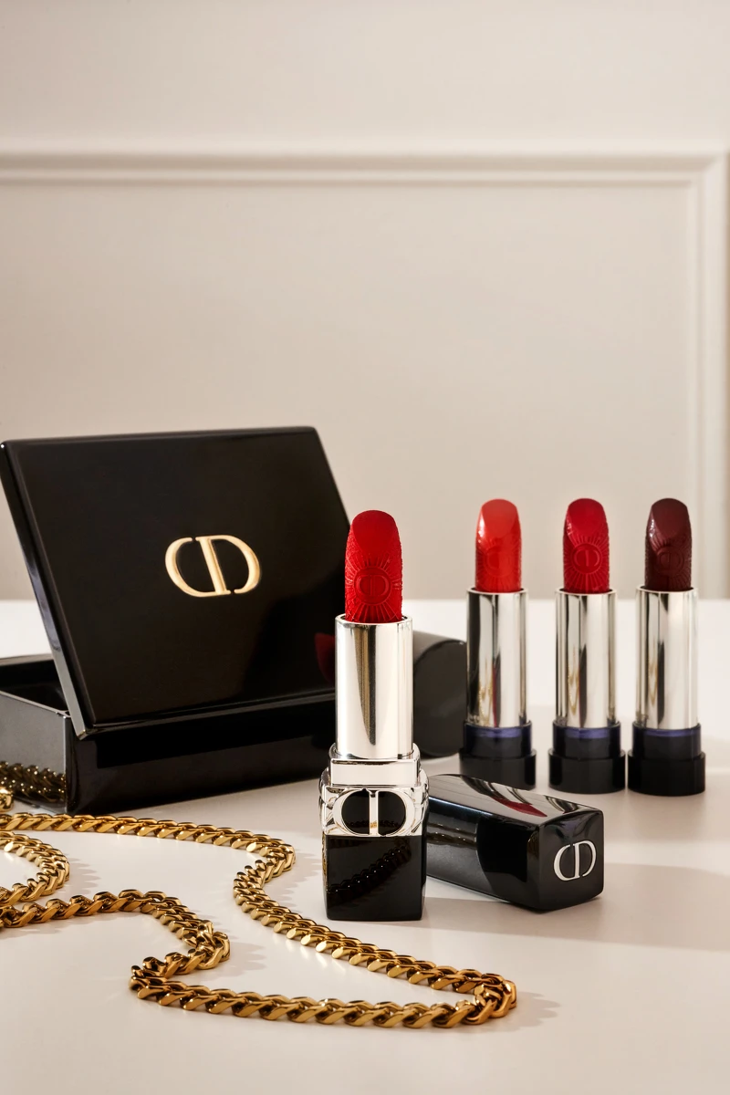 迪奧藍星唇膏黑曜珠寶盒-國際版,唇膏絲絨特霧「#965玫瑰漿果」、替換蕊心經典緞光「#471奶茶裸棕」、絲絨特霧「#913煙燻紫羅蘭」、絲絨特霧「#674午夜玫瑰」,NT8100 迪奧藍星唇膏黑曜珠寶盒-國際版,唇膏絲絨特霧「#965玫瑰漿果」、替換蕊心經典緞光「#471奶茶裸棕」、絲絨特霧「#913煙燻紫羅蘭」、絲絨特霧「#674午夜玫瑰」,NT8100