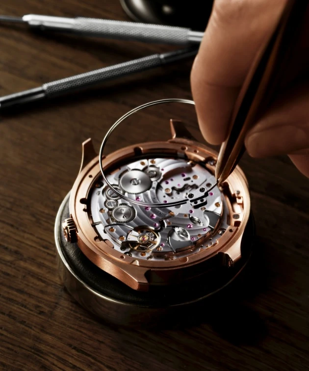 機芯右下方可見音鎚 機芯右下方可見音鎚