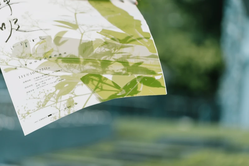 海報透光的模樣與呼吸兩字做了最直接的連結。