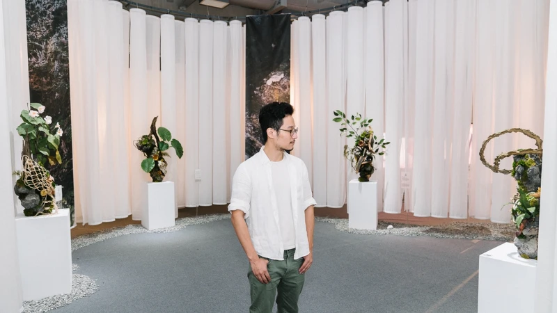 藝術家賴怡璋與作品合影。