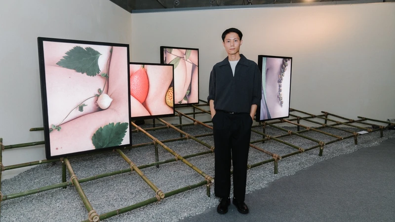 藝術家張育豪與作品合影。