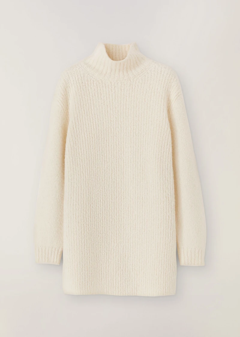 Loro Piana 粗針織高領長版上衣,NT81,500。 Loro Piana 粗針織高領長版上衣,NT81,500。