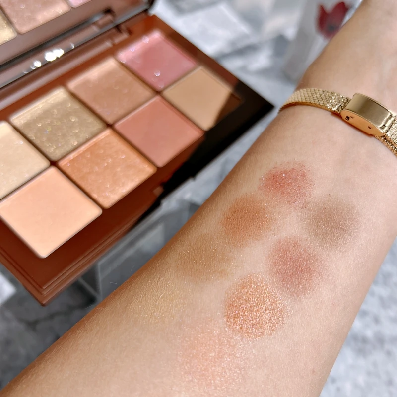 RMK冬季暖憶眼影盤手部試色。 RMK冬季暖憶眼影盤手部試色。