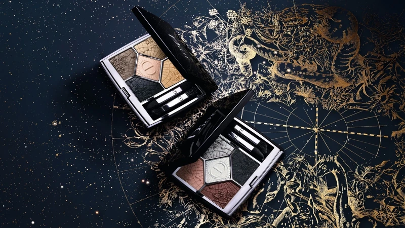 Dior迪奧2022聖誕彩妝經典五色眼影閃耀星空限量版情境圖。 Dior迪奧2022聖誕彩妝經典五色眼影閃耀星空限量版情境圖。