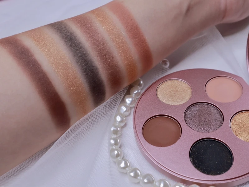 M.A.C波緞泡泡節日限定系列6色眼影盤#Bestsellers手部試色。 M.A.C波緞泡泡節日限定系列6色眼影盤#Bestsellers手部試色。