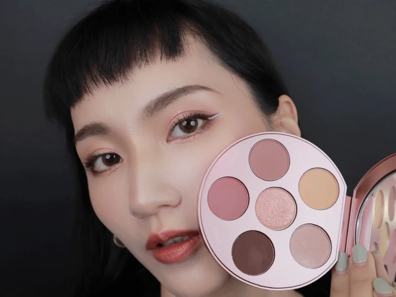 M.A.C波緞泡泡節日限定系列6色眼影盤#Bestsellers實擦。 M.A.C波緞泡泡節日限定系列6色眼影盤#Bestsellers實擦。