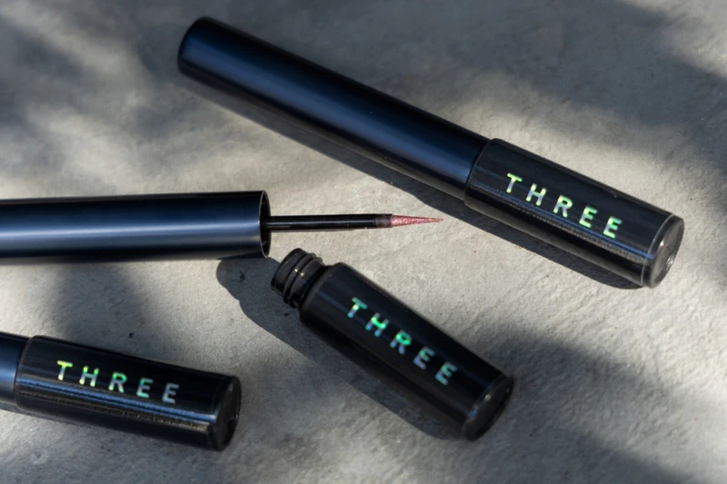 THREE 2022聖誕彩妝光漾瞬采眼線筆(共5色),NT1,100 THREE 2022聖誕彩妝光漾瞬采眼線筆(共5色),NT1,100