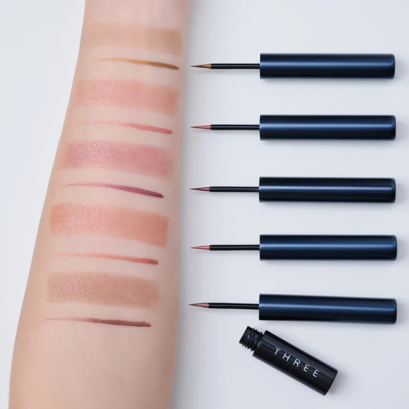 THREE光漾瞬采眼線筆手部試色。 THREE光漾瞬采眼線筆手部試色。