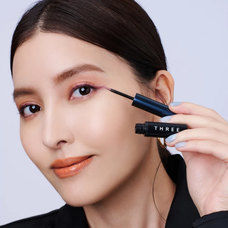 THREE光漾瞬采眼線筆X03實擦。 THREE光漾瞬采眼線筆X03實擦。