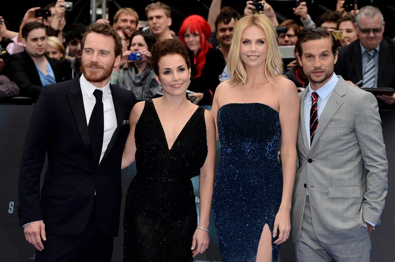 電影《普羅米修斯》演員 左起:麥克法斯賓達 Michael Fassbender、歐蜜瑞佩斯 Noomi Rapace、莎莉賽隆 Charlize Theron 、羅根馬歇爾格林 Logan Marshall-Green 電影《普羅米修斯》演員 左起:麥克法斯賓達 Michael Fassbender、歐蜜瑞佩斯 Noomi Rapace、莎莉賽隆 Charlize Theron 、羅根馬歇爾格林 Logan Marshall-Green