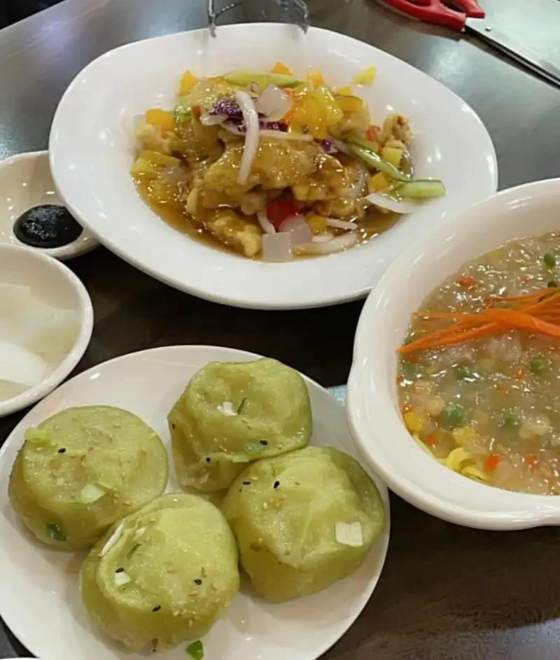 生煎包、糖醋肉、白炸醬麵(圖/@ruofan21)